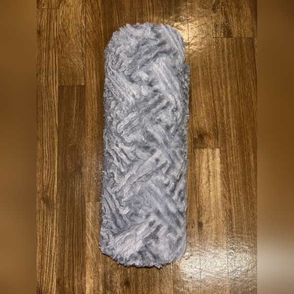 Limited edition soft gray plush throw - Picture 14 of 17